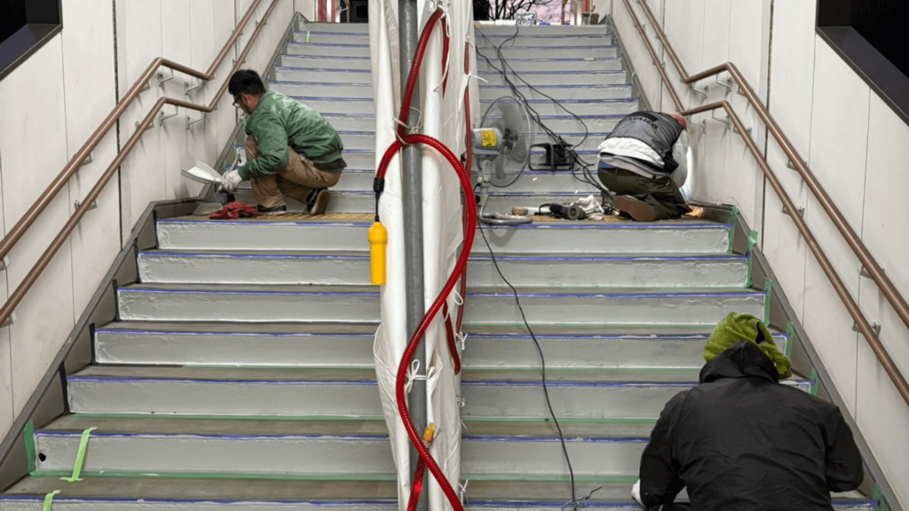 けやき台駅の階段蹴込部修繕の作業５