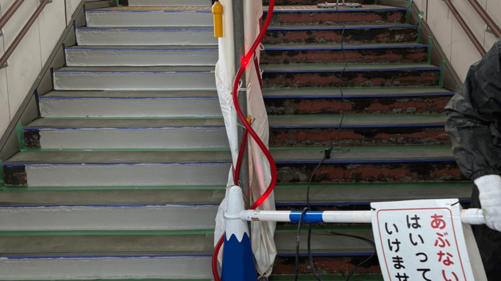 けやき台駅の階段蹴込部修繕の作業４
