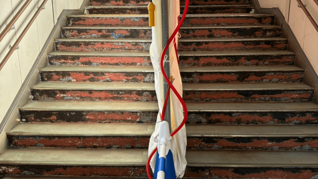 けやき台駅の階段蹴込部修繕の作業３