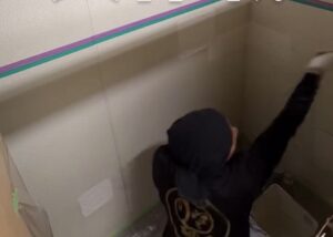 公衆便所の内部塗装